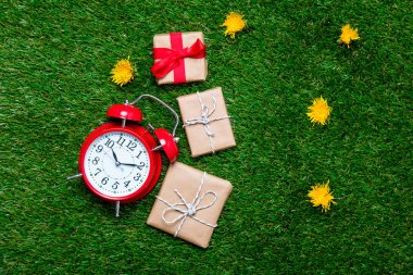 çalar saat ve hediye kutuları