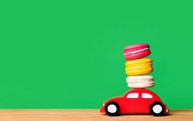 oyuncak araba macarons taşıyan