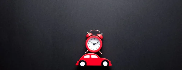 장난감 자동차 들고 알람 시계 — 스톡 사진