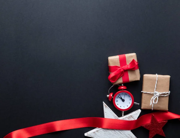 çalar saat ve hediye kutuları