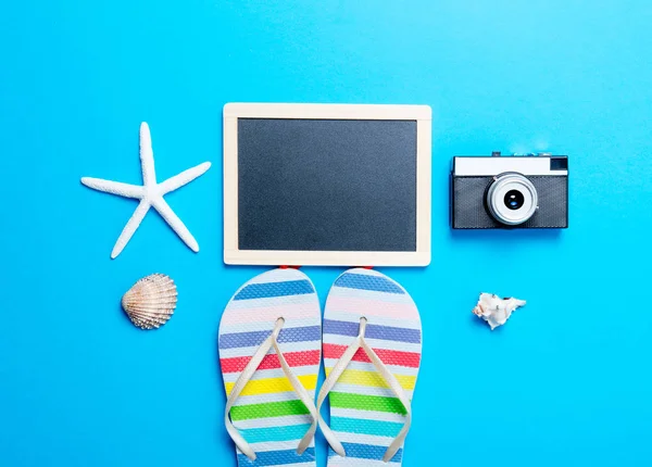 Chinelos Havaianos e quadro-negro — Fotografia de Stock