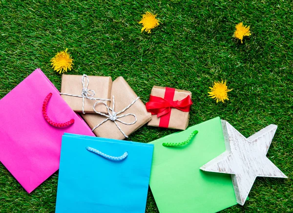 Bolsas de compras brillantes y cajas de regalo —  Fotos de Stock