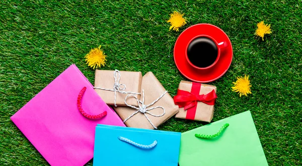 Bolsas de compras brillantes y cajas de regalo — Foto de Stock