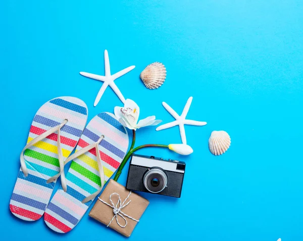 Chinelos Havaian e câmera fotográfica — Fotografia de Stock