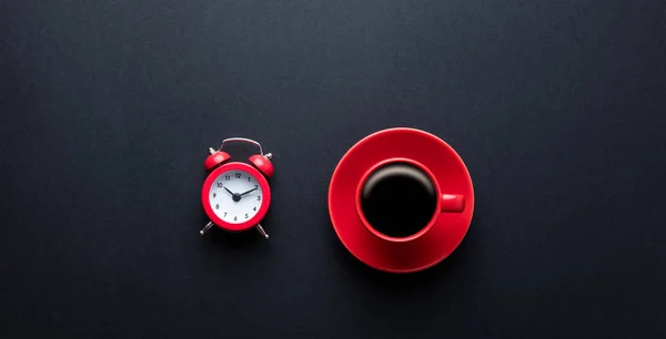 Красная чашка горячего кофе — стоковое фото