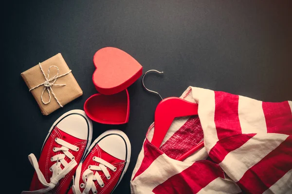 รองเท้ายางกีฬาสีแดงและเสื้อผ้าลาย — ภาพถ่ายสต็อก