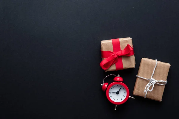 Despertador y cajas de regalo — Foto de Stock