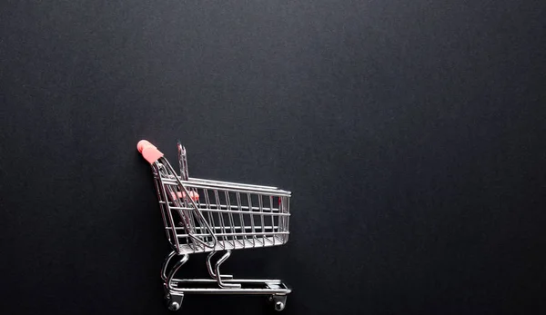 Pequeño carrito de compras vacío — Foto de Stock