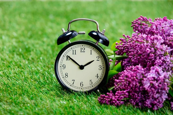 알람 시계와 라일락 꽃 — 스톡 사진
