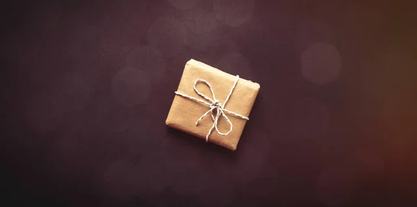 Маленькая коробка подарков — стоковое фото