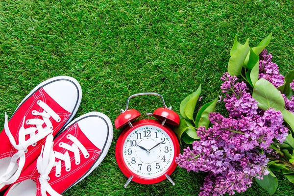 Zapatos de goma deportivos rojos y despertador — Foto de Stock