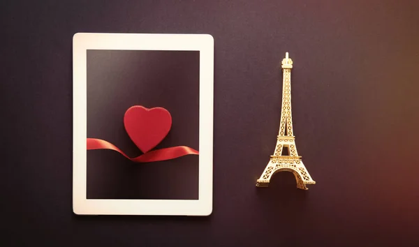 태블릿 pc와 에펠 탑 souvnir — 스톡 사진