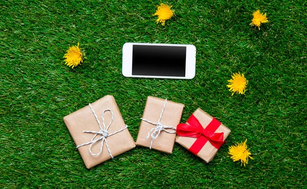 Smartphone és ajándék doboz — Stock Fotó