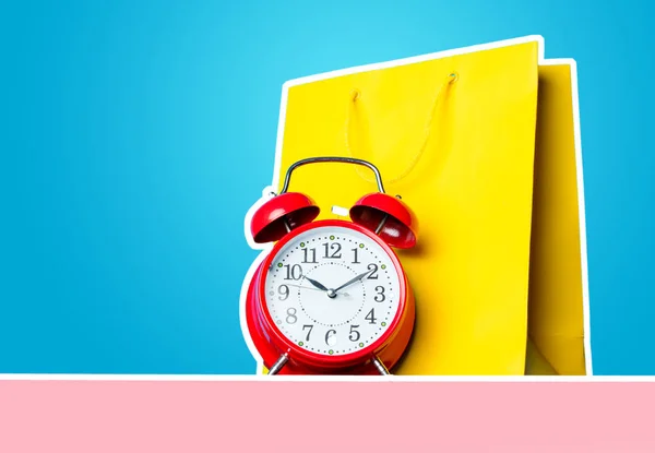 黄色の買い物袋と目覚まし時計 — ストック写真
