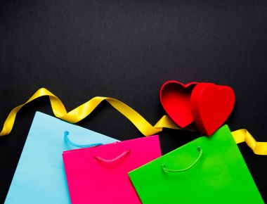 Sarı kurdele ile kırmızı Kalpler