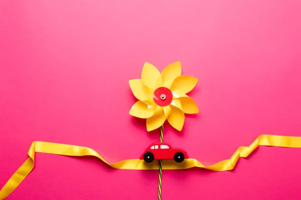 Flor e brinquedo carro — Fotografia de Stock