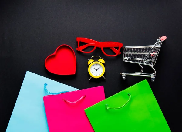 Corazón rojo con coloridas bolsas de compras —  Fotos de Stock
