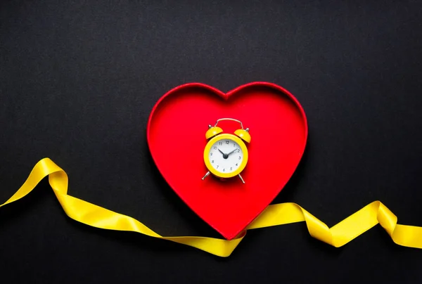Coração vermelho com fita amarela — Fotografia de Stock