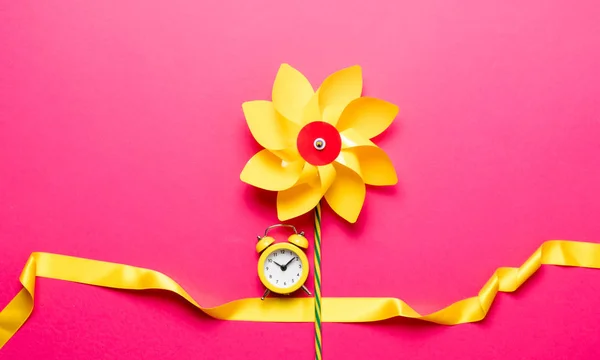 Fleur colorée et horloge — Photo