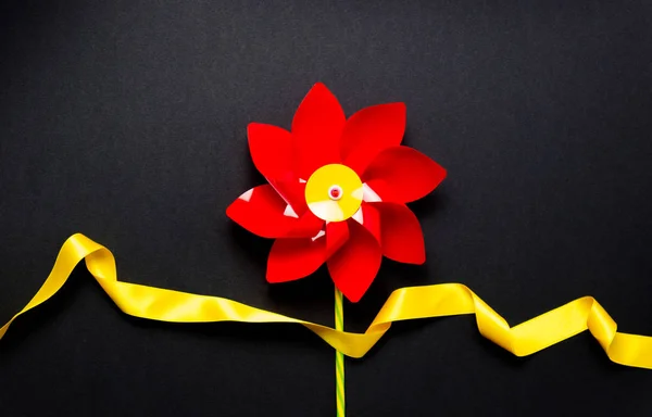 Çiçek ve sarı şerit — Stok fotoğraf