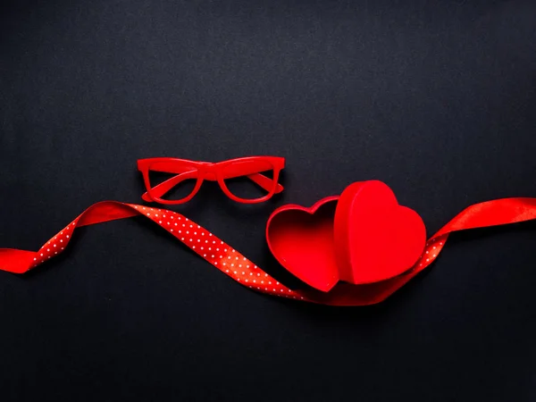 Caixa de forma de coração vermelho com fita — Fotografia de Stock