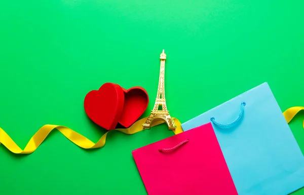 Eiffel tower z pamiątkami i czerwone serca — Zdjęcie stockowe
