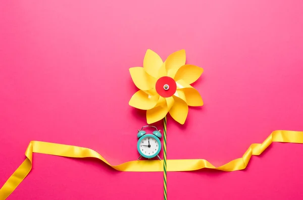 Fleur colorée et horloge — Photo