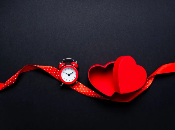 Foto de corazones rojos con cinta — Foto de Stock
