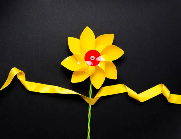 Çiçek ve sarı şerit — Stok fotoğraf