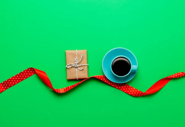 Coffee cup and gift — Stock Photo, Image