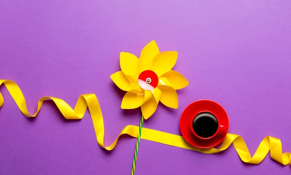 咖啡和黄丝带花 — 图库照片
