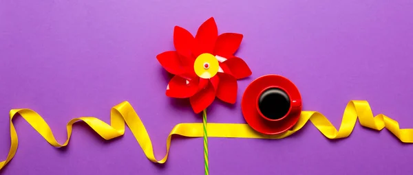 Кофе и цветы с желтой лентой — стоковое фото