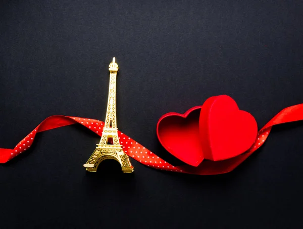 Eiffel tower souvenir and heart shape-box — Stock Photo, Image