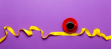 Sarı kurdele ile kahve