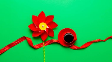 renkli çiçek ve kırmızı kurdele