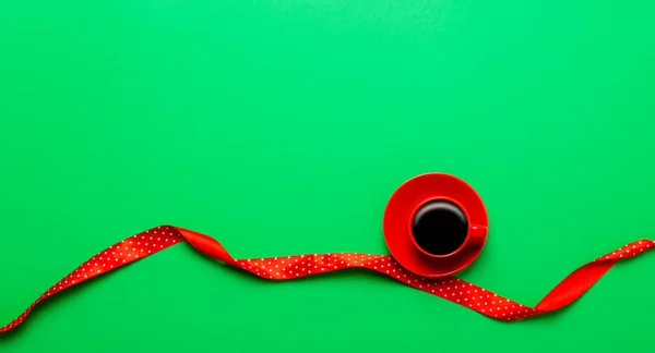 Xícara de café e fita vermelha — Fotografia de Stock
