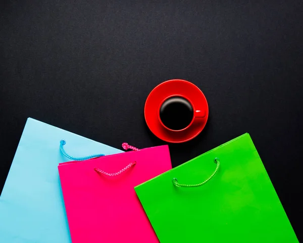 Taza de café y bolsas de compras — Foto de Stock