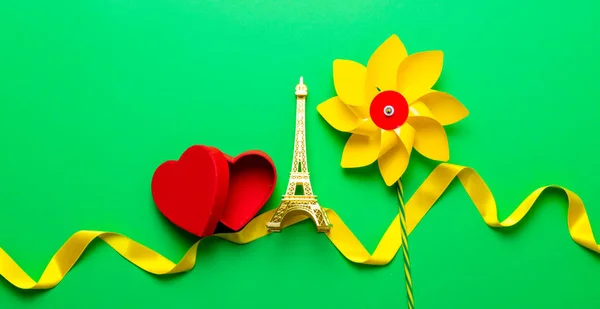 Lembrança Torre Eiffel e caixa de forma coração vermelho — Fotografia de Stock