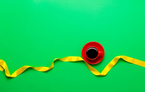 Coffee cup and  yellow ribbon — Stock Photo, Image