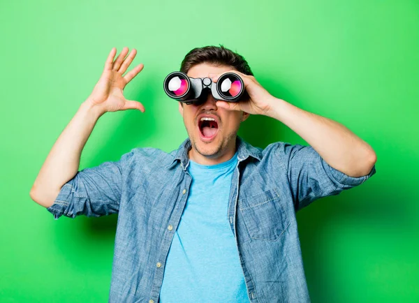Bonito surprsied homem com binocular — Fotografia de Stock