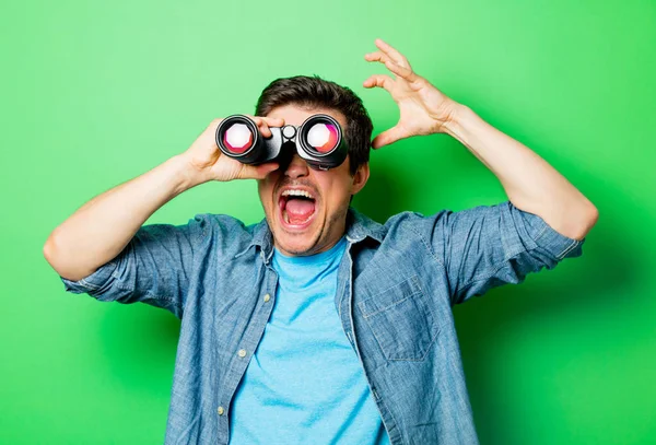 Bonito surprsied homem com binocular — Fotografia de Stock