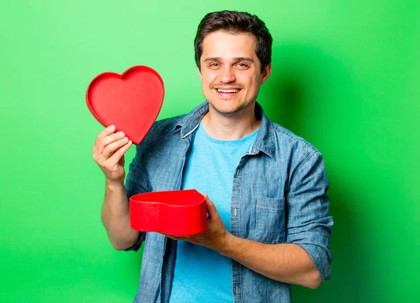 Uomo con regalo scatola a forma di cuore — Foto Stock