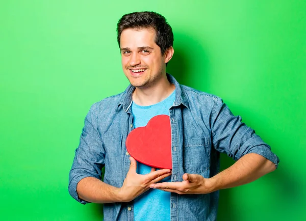 Man met rood hart vorm cadeau — Stockfoto