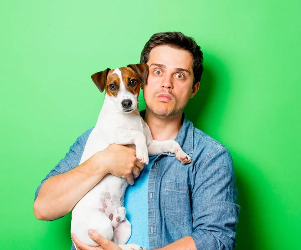 Muž s mladým psem — Stock fotografie