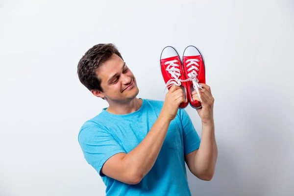 Porträt eines jungen Mannes mit roten Gummischuhen — Stockfoto