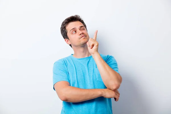 Retrato de jovem em camiseta azul — Fotografia de Stock