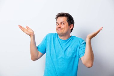 Mavi t-shirt genç adam portresi