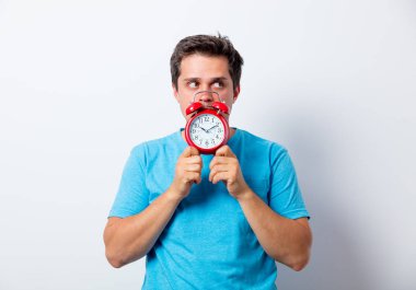  çalar saat ile korkmuş bir adamım 