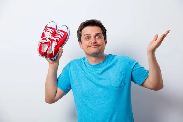 Man in blauw t-shirt met rode gumshoes — Stockfoto