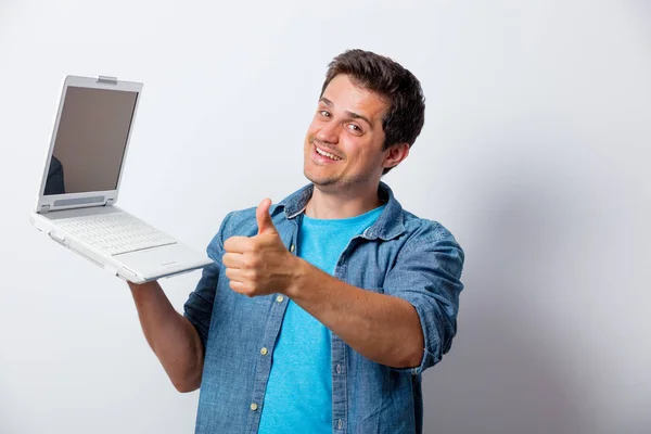 Retrato de jovem programador com caderno — Fotografia de Stock